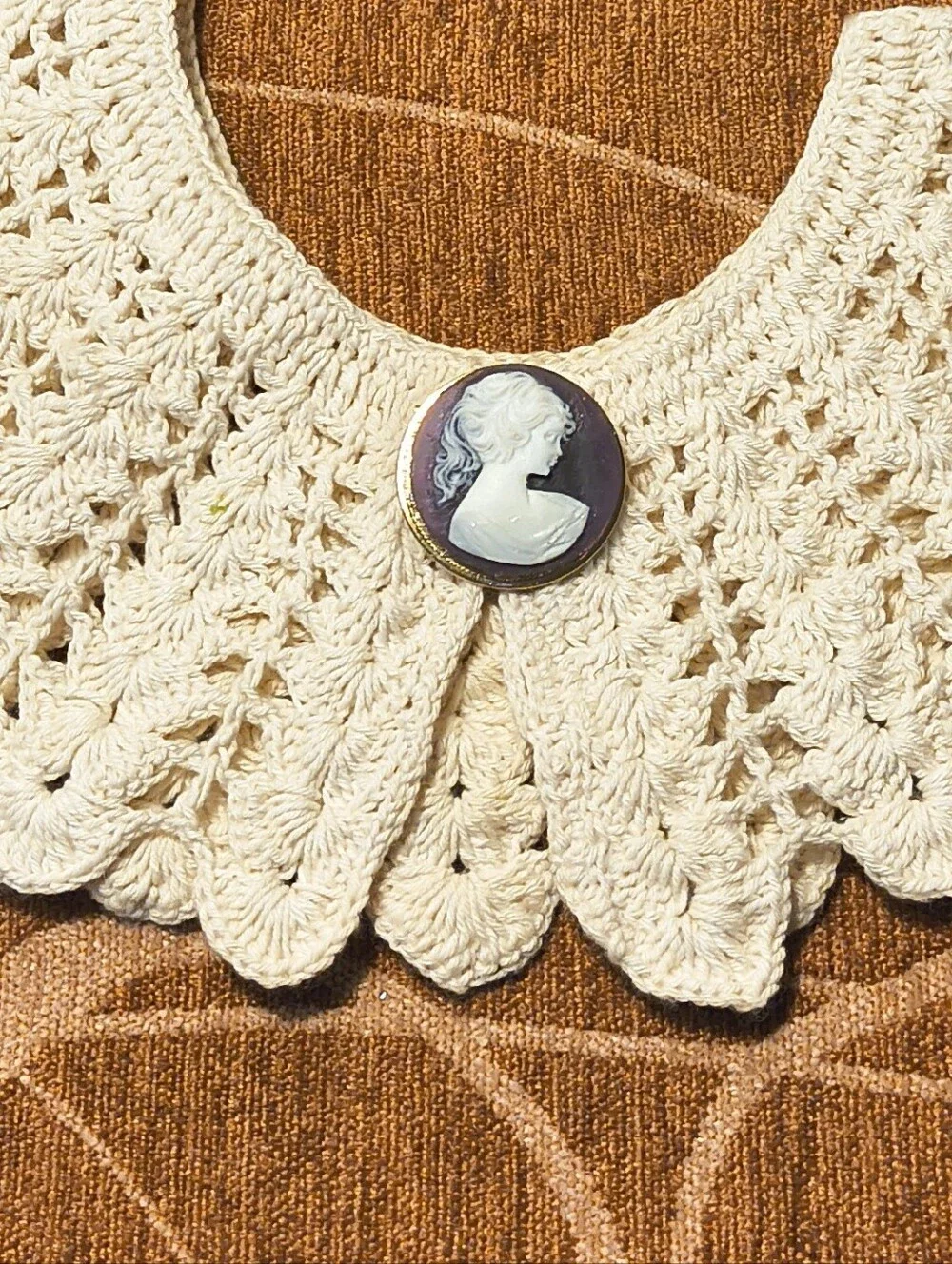 Vtg Crocheted Ecru Lace Victorian Collar Handmade USA Vtg Cameo Purple Brooch - Picture 2 of 5
